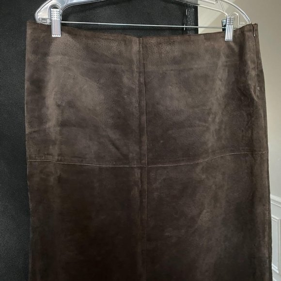 LE CHATEAU 100% SUEDE LADIES SKIRT. - Picture 1 of 2